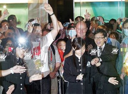 Empleados y clientes festejan el fin de la cuarentena en el hotel Metropark de Hong Kong.