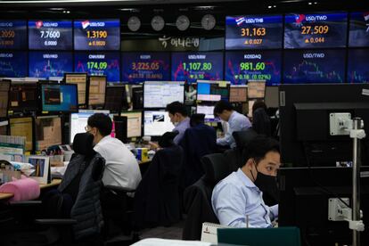 Trabajadores en un banco de Corea del Sur.