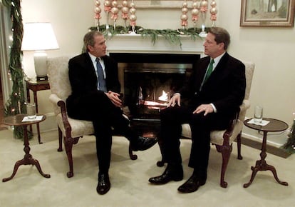 Al Gore (derecha) y George W. Bush, reunidos en Washington en diciembre de 2000.