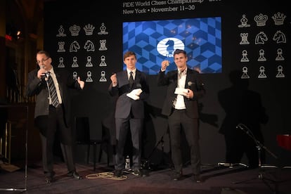 Sergu&eacute;i Kariakin, en el centro, junto a Magnus Carlsen (derecha) y el &aacute;rbitro principal, Panagiotis Nikol&oacute;pulos, ayer en Nueva York durante la ceremonia de inauguraci&oacute;n