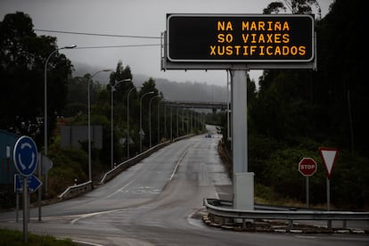 Un cartel informativo recuerda a los conductores de A Mariña (Lugo) que solo están permitidos los viajes justificados.