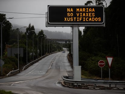 Un cartel informativo recuerda a los conductores de A Mariña (Lugo) que solo están permitidos los viajes justificados.