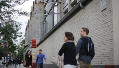 Las columnas de la Sagrada Familia, en la calle Mallorca, invaden la vía pública.