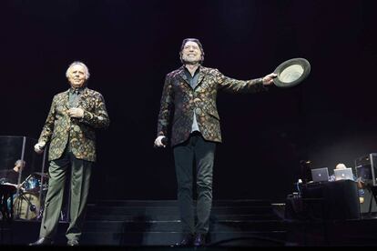 Joaquin Sabina y Joan Manuel Serrat este miércoles en el escenario del  Wizink Center.