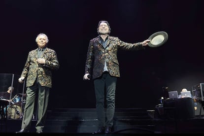 Joaquin Sabina y Joan Manuel Serrat este miércoles en el escenario del Wizink Center.