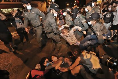 La Policía de Fronteras desaloja por la fuerza a manifestantes en las inmediaciones de la residencia oficial del primer ministro en Jerusalén.