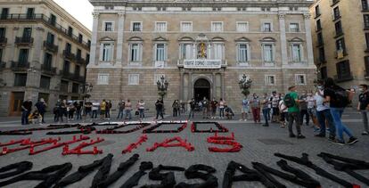 Protestas de trabajadores de la planta de Nissan en Barcelona contra su cierre, frente al Palacio de la Generalitat, el martes 26 de mayo.