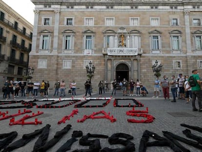 Protestas de trabajadores de la planta de Nissan en Barcelona contra su cierre, frente al Palacio de la Generalitat, el martes 26 de mayo.