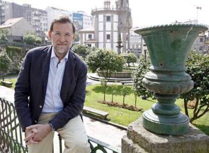 El líder del PP, Mariano Rajoy, posa en uno de los jardines del centro de Pontevedra, la ciudad en la que atendió a EL PAÍS.