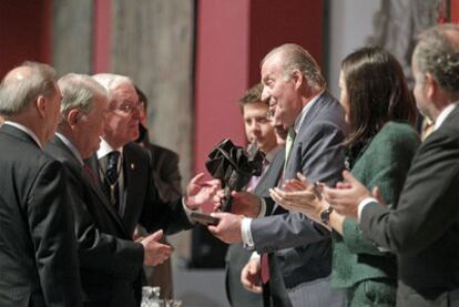 El Rey entrega el Premio Don Quijote a Víctor García de la Concha (RAE) y Rodrigo Llorente (Academia colombiana) en presencia de Ángeles González-Sinde e Ignacio Polanco.