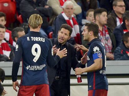 Simeone charla con Torres y Koke.