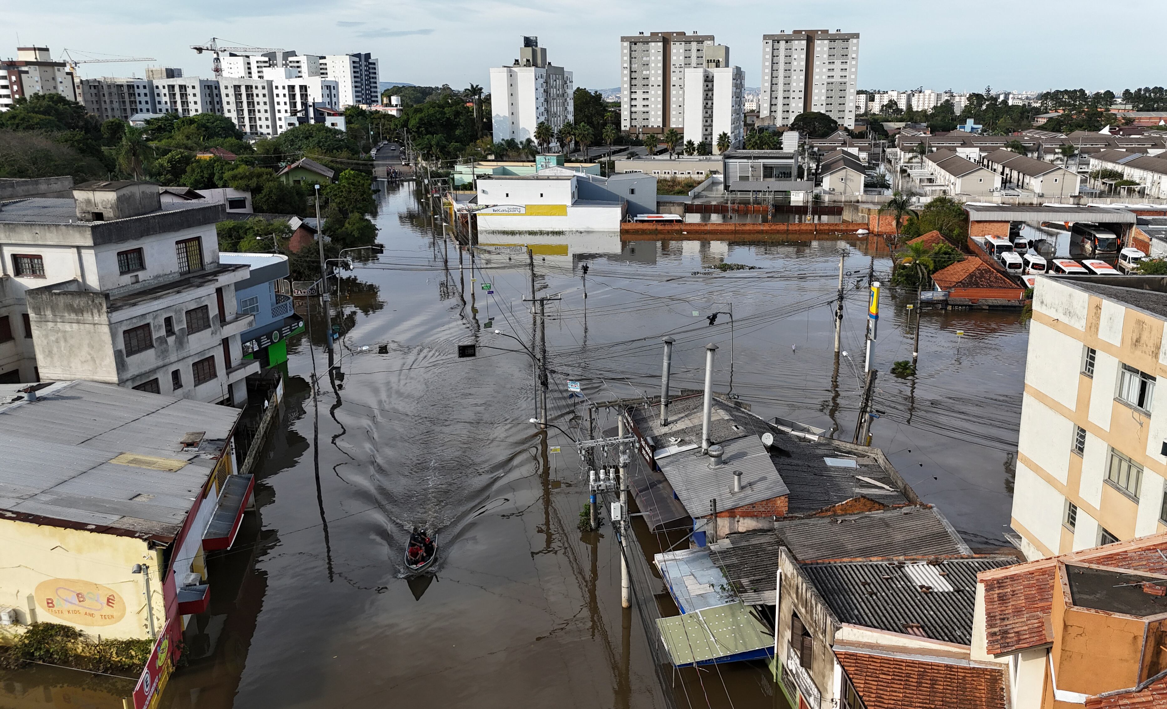 Un barco navega por una calle inundada en Canoas, estado de Rio Grande do Sul, el 8 de mayo.
