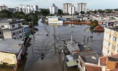 Un barco navega por una calle inundada en Canoas, estado de Rio Grande do Sul, el 8 de mayo.