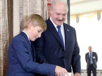 El presidente Lukashenko vota acompañado de su hijo menor, Nikolai, el domingo en Minsk.