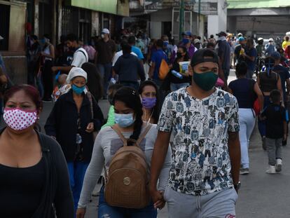 Venezolanos en el barrio de Petare, en el área metropolitana de Caracas.