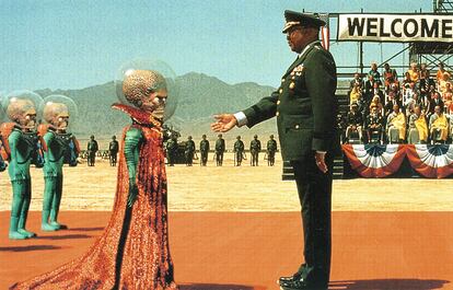 Uniforme militar y mano tendida a un hombrecillo verde: la combinación ideal para no contarlo. (La imagen, claro, es del clásico 'Mars Attacks', de Tim Burton).