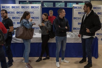 Estudiantes latinoamericanos en una recepción en la sede de la escuela ESIC en Pozuelo de Alarcón, al oeste de Madrid.