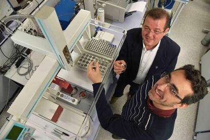 Antonio Granell (l) with colleague José Luis Rambla.