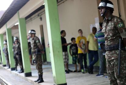 Soldados brasileños vigilan un colegio electoral en Río de Janeiro.
