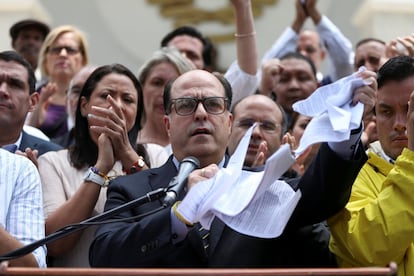 El presidente de la Asamblea Nacional venezolana, Julio Borges, rompe la sentencia del Tribunal Supremo de Justicia, durante una conferencia en Caracas.