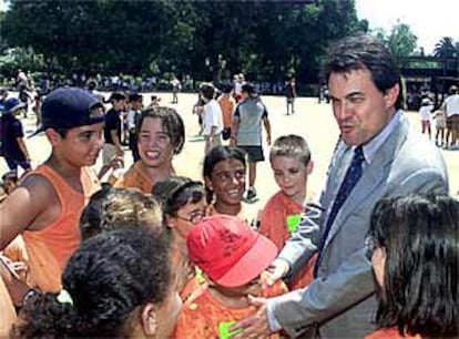 El <i>conseller en cap,</i> Artur Mas, ayer en un encuentro de <i>casals d'estiu</i> en Barcelona.