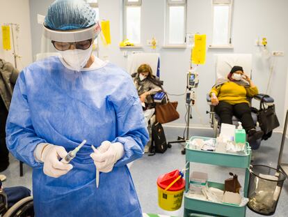 Dos pacientes y una enfermera, en noviembre de 2020 durante una sesión de quimioterapia en el Hospital Cannizzaro, en Catania (Italia).