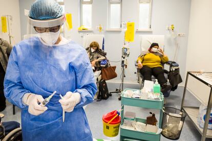 Dos pacientes y una enfermera, en noviembre de 2020 durante una sesión de quimioterapia en el Hospital Cannizzaro, en Catania (Italia).