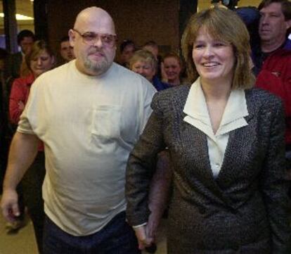 Kenny Walters y su hermana Betty abandonan victoriosos el tribunal de Massachusets.