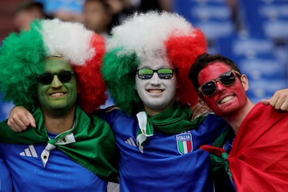 Aficionados de Italia esperan al inicio del partido frente a España en Gelsenkirchen, Alemania.
