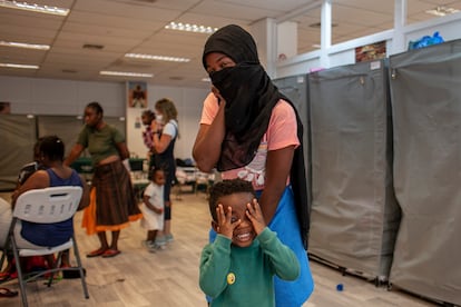 Alika, de nombre ficticio, con su hijo en el centro de El Sebadal de Cruz Blanca.