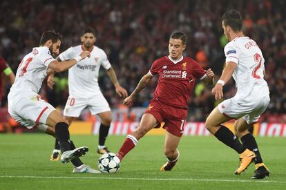 Philippe Coutinho (centro) presionado por Nicolas Pareja (derecha).