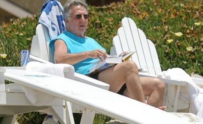 Dustin Hoffman, descansando en su casa en Malib&uacute;.