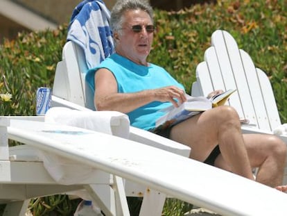 Dustin Hoffman, descansando en su casa en Malib&uacute;.