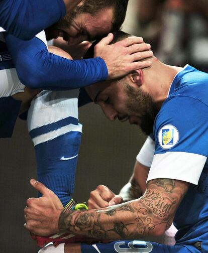 Mitroglou celebra con un compañero su gol ante Rumanía.