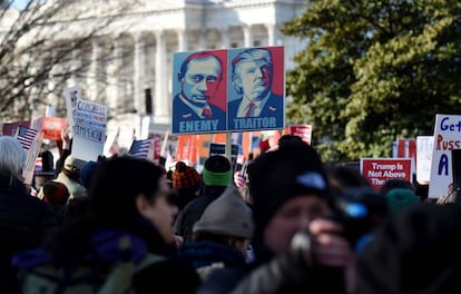 Manfiestantes fuera del Capitolio apoyan el 'impeachment' al presidente Donald Trump.