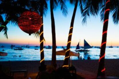 Atardecer en White Beach, en la isla de Boracay (Filipinas).