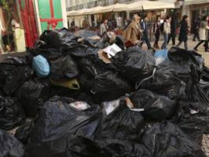 Una pila de bolsas de basura se acumula en las calles de Lisboa (Portugal) hoy, jueves 26 de diciembre de 2013. Los servicios de recogida de la capital lusa permanecerán en huelga hasta el 28 de diciembre de 2013.