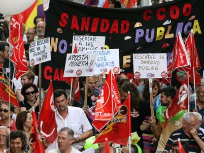 La manifestaci&oacute;n contra los recortes y la reforma laboral, en las calles de Valencia.