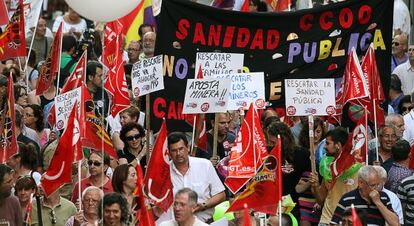 La manifestaci&oacute;n contra los recortes y la reforma laboral, en las calles de Valencia.