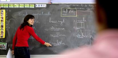Clase de catalán en el colegio Sant Cosme i Sant Damià de El Prat de Llobregat.