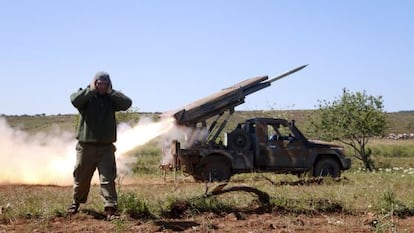 Un miliciano de la coalici&oacute;n islamista Ej&eacute;rcito de la Conquista durante el lanzamiento de cohetes en la provincia de Idlib.