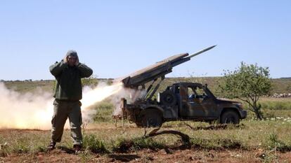 Un miliciano de la coalición islamista Ejército de la Conquista durante el lanzamiento de cohetes en la provincia de Idlib.