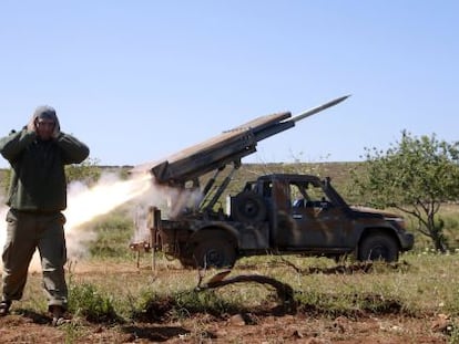 Un miliciano de la coalici&oacute;n islamista Ej&eacute;rcito de la Conquista durante el lanzamiento de cohetes en la provincia de Idlib.