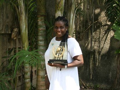 Adrienne Soundele sostiene el premio que recibió en 2015 en reconocimiento a su labor como activista medioambiental. 
