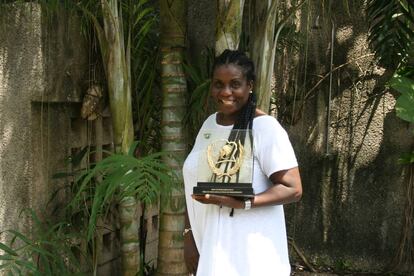 Adrienne Soundele sostiene el premio que recibió en 2015 en reconocimiento a su labor como activista medioambiental. 