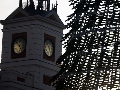 Vista del reloj de la Puerta del Sol en Madrid.