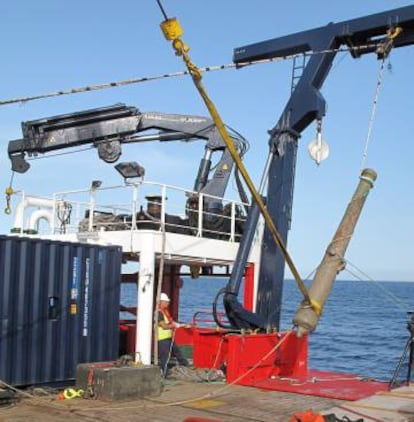 Proceso de izado de la Culebrina 2 a la cubierta del barco.