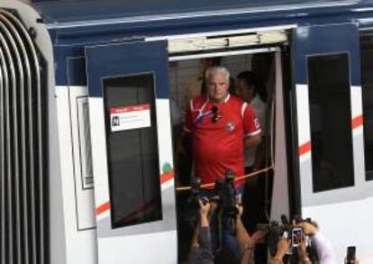 En la imagen, el presidente de Panamá, Ricardo Martinelli (c), durante la presentación de los primeros trenes que formarán parte del Metro de Ciudad de Panamá. EFE/Archivo