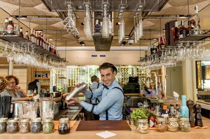 Miguel Ángel Jiménez es el responsable de los cócteles que se podrán degustar en varios espacios del Florida Retiro. En la foto, barman en el bar del restaurante El Pabellón.