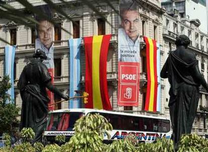 Propaganda electoral del PSOE, con la imagen de Zapatero, en un edificio del centro de Buenos Aires.